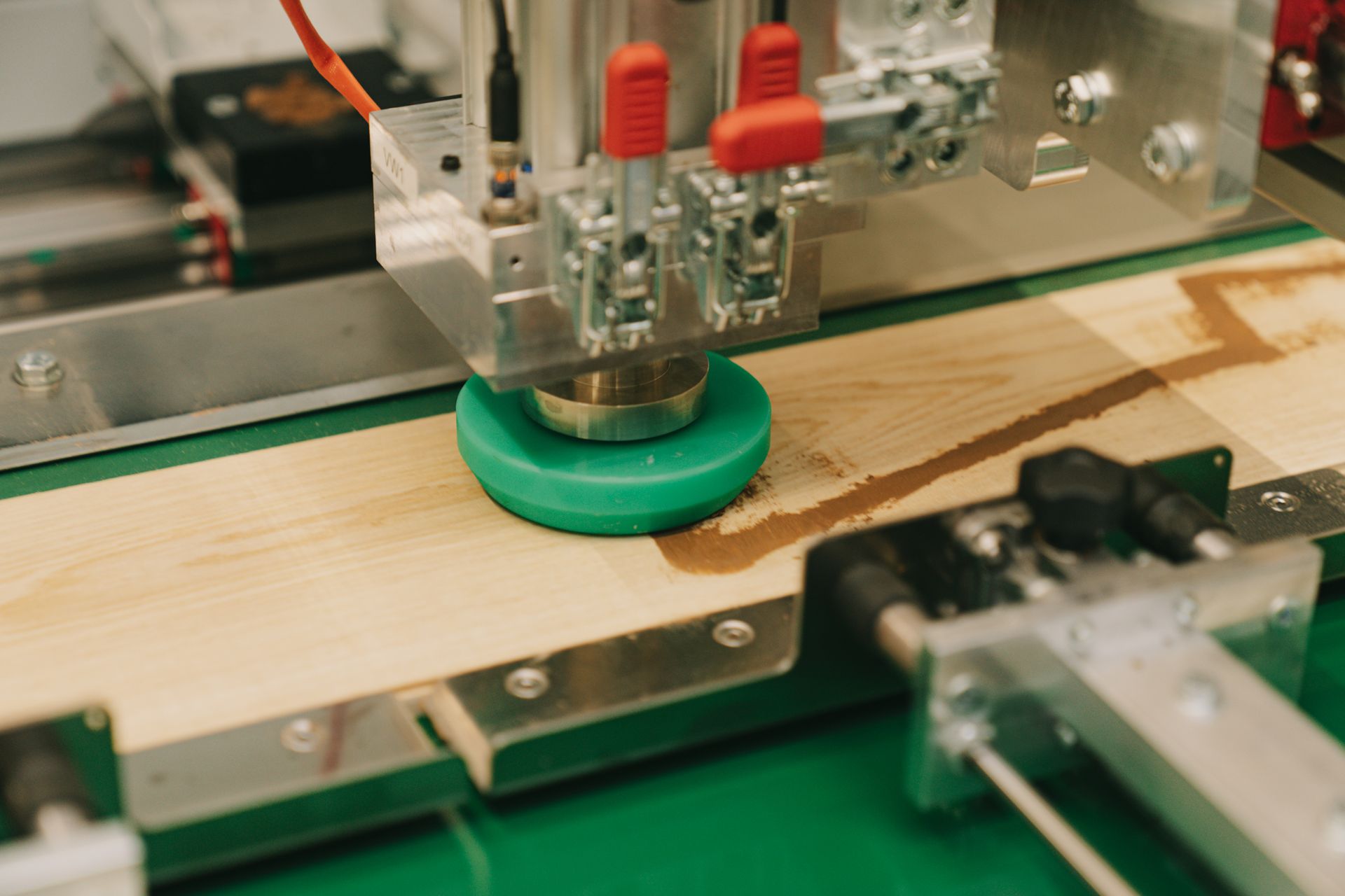 Cosmetiwood PRO running in a PAR-filler machine