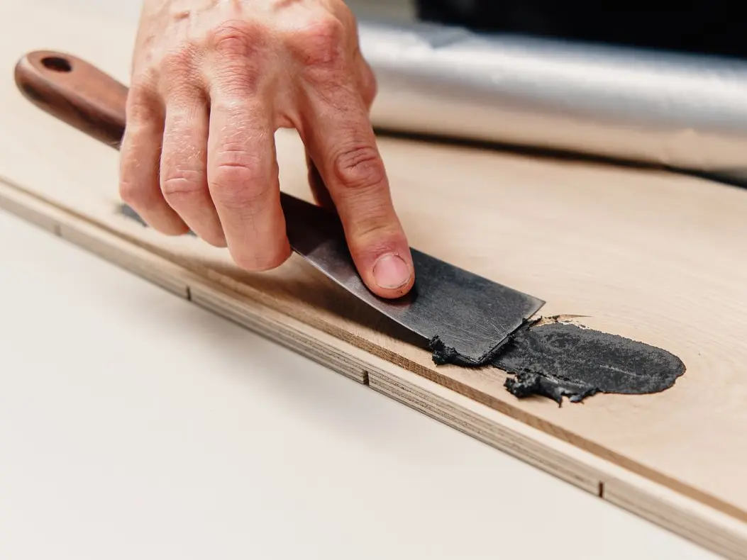 Manual filling wood defects CosmetiWood Manual filling wood defects CosmetiWood