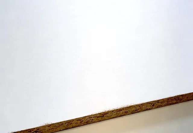 OSB-Platte mit glatter, weiß gefüllter Oberfläche