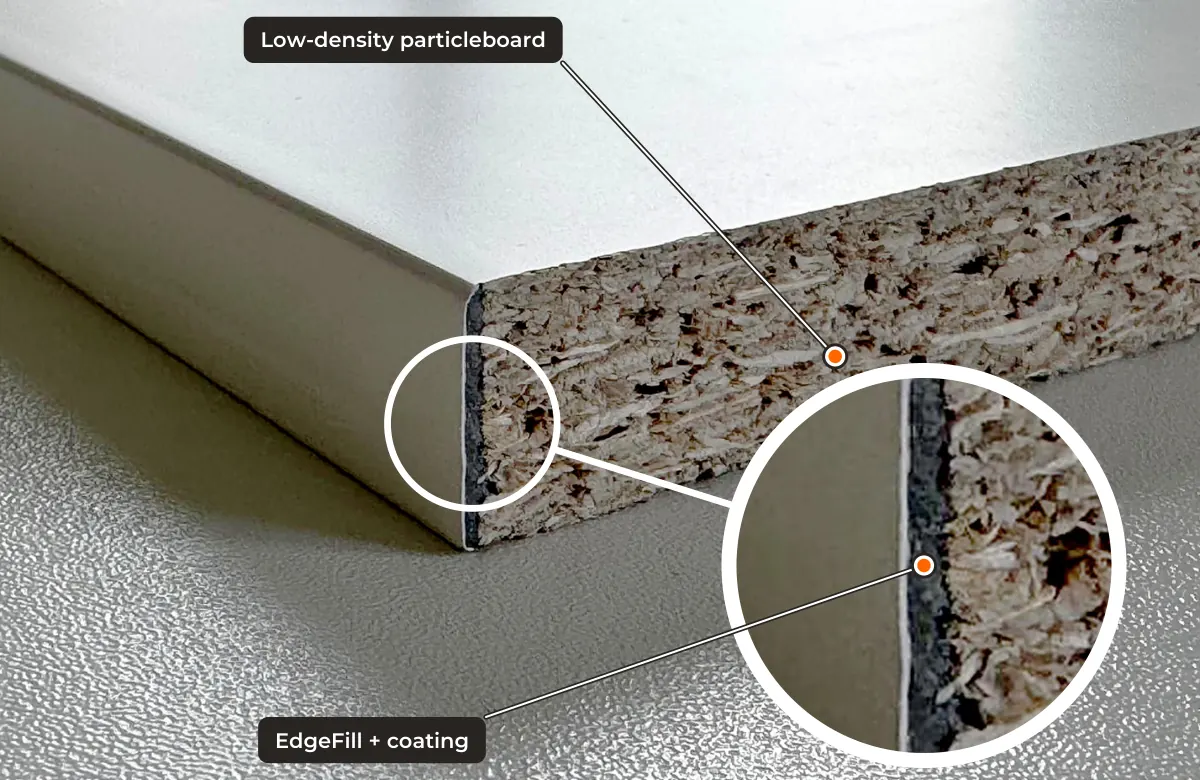 Spanplatten-Querschnitt: rohe Schnittkante und die mit EdgeFill gefüllte Kante unter der Beschichtung